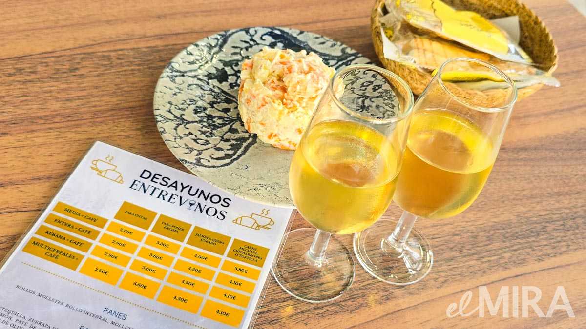 Copas de Fino junto a una tapa de ensaladilla de langostinos en el bar Entrevinos