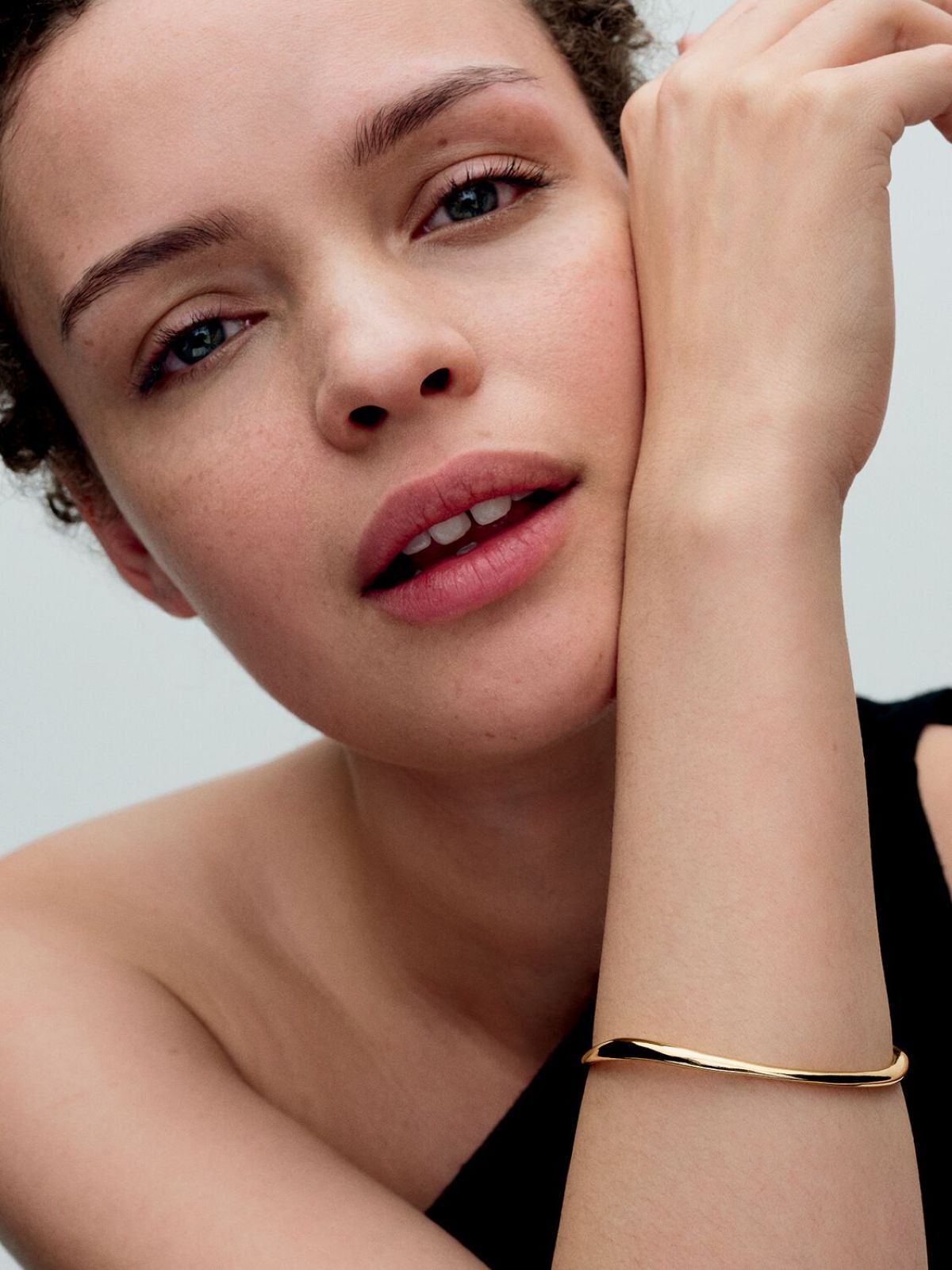 Pulsera rígida forma orgánica de Pandora