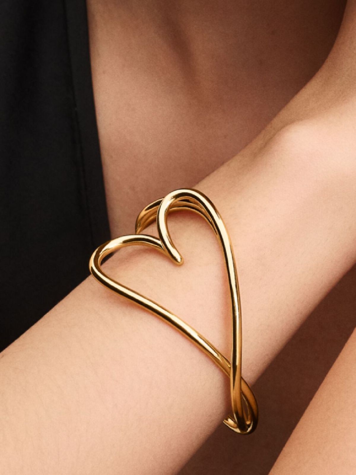Pulsera rígida corazón forma orgánica de Pandora