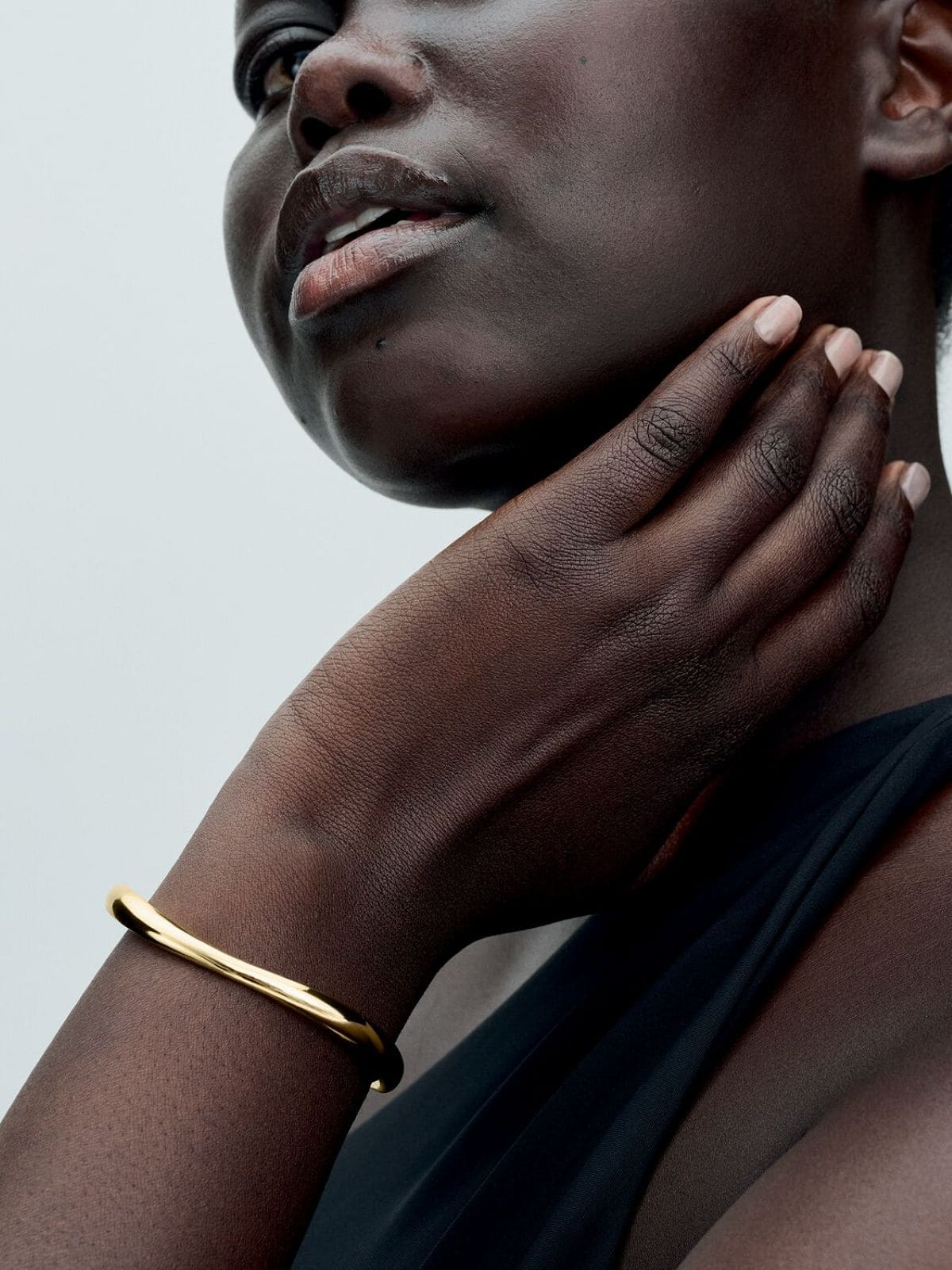 Pulsera rígida abierta forma orgánica de Pandora