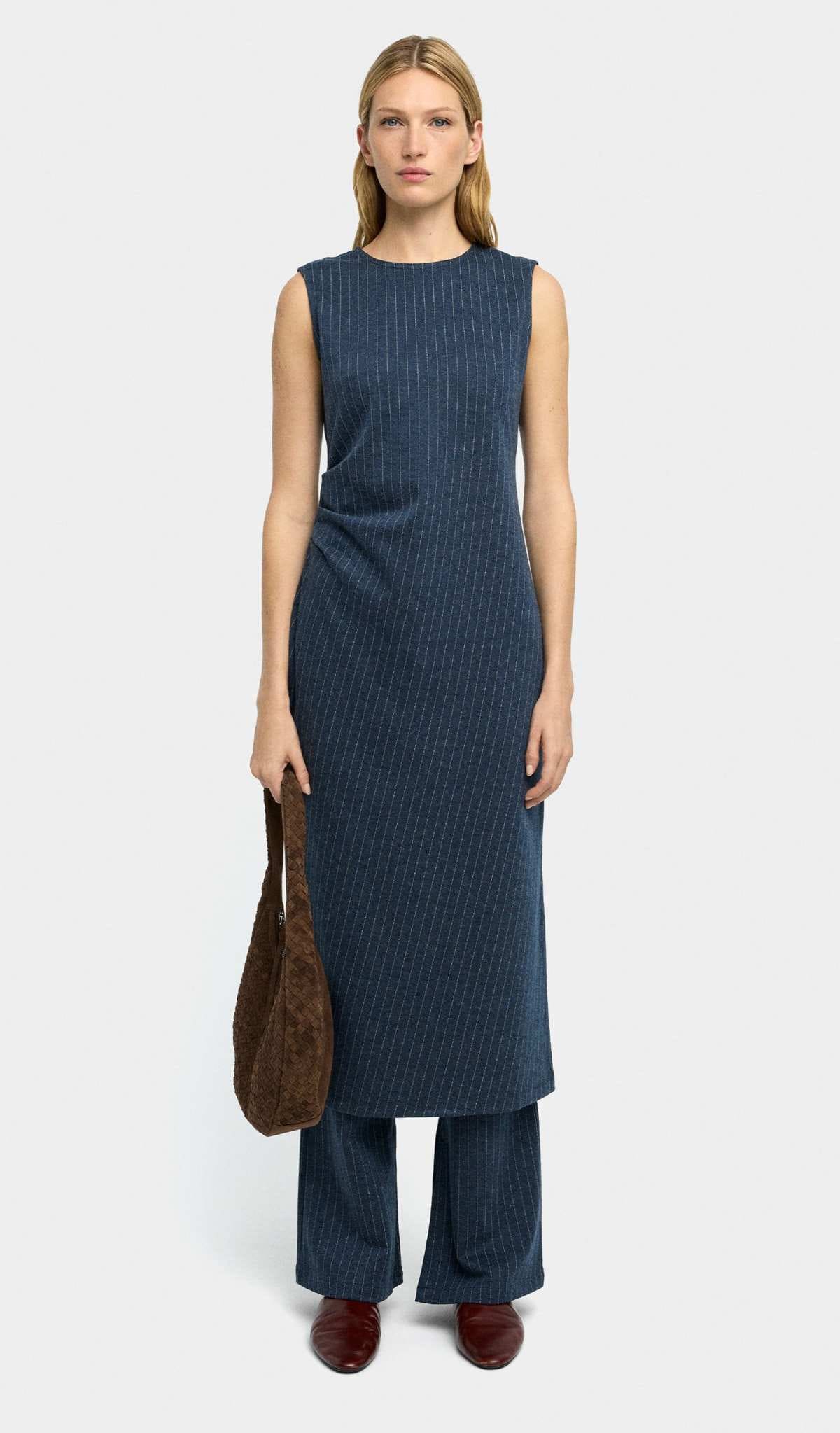 Vestido midi con raya diplomática de Parfois