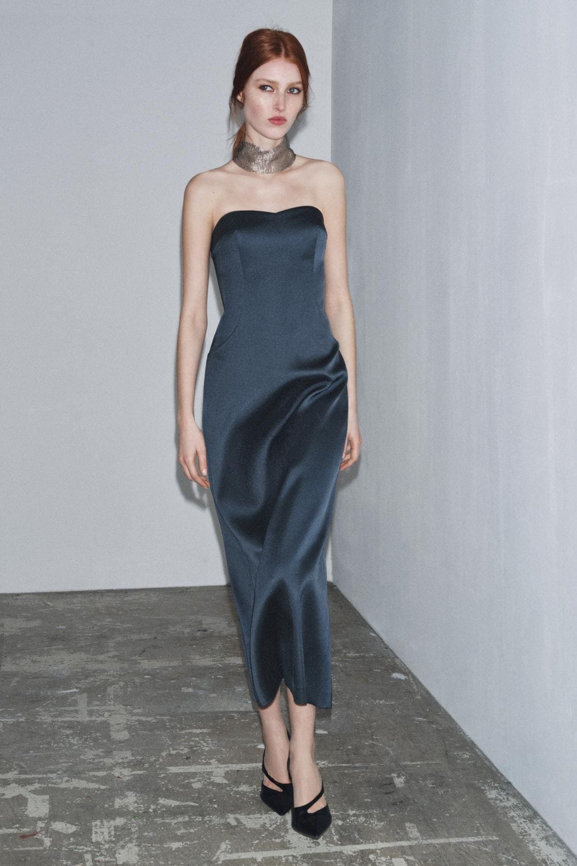 Nuevo vestido satinado palabra de honor de Zara