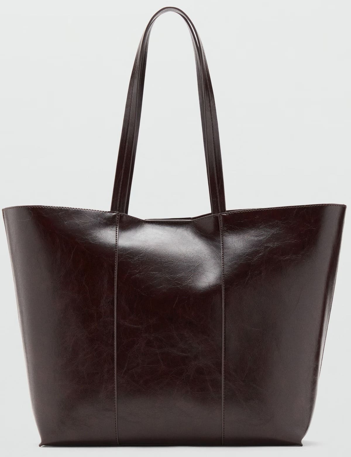 El nuevo bolso shopper grande en color marrón chocolate de Mango