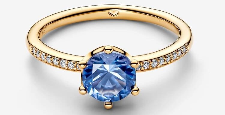 El nuevo anillo Corona Brillante Azul de Pandora