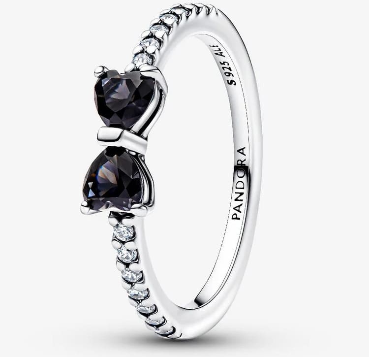El nuevo anillo Lazo Negro Brillante de Pandora