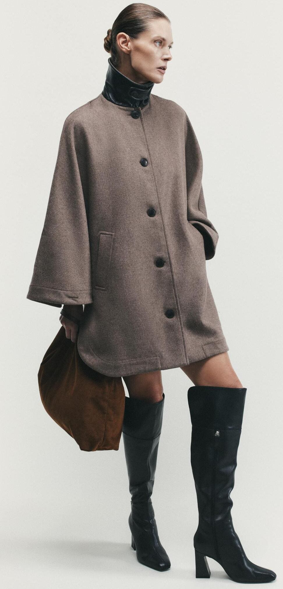 Nuevo abrigo capa con lana y cuello contraste de Zara