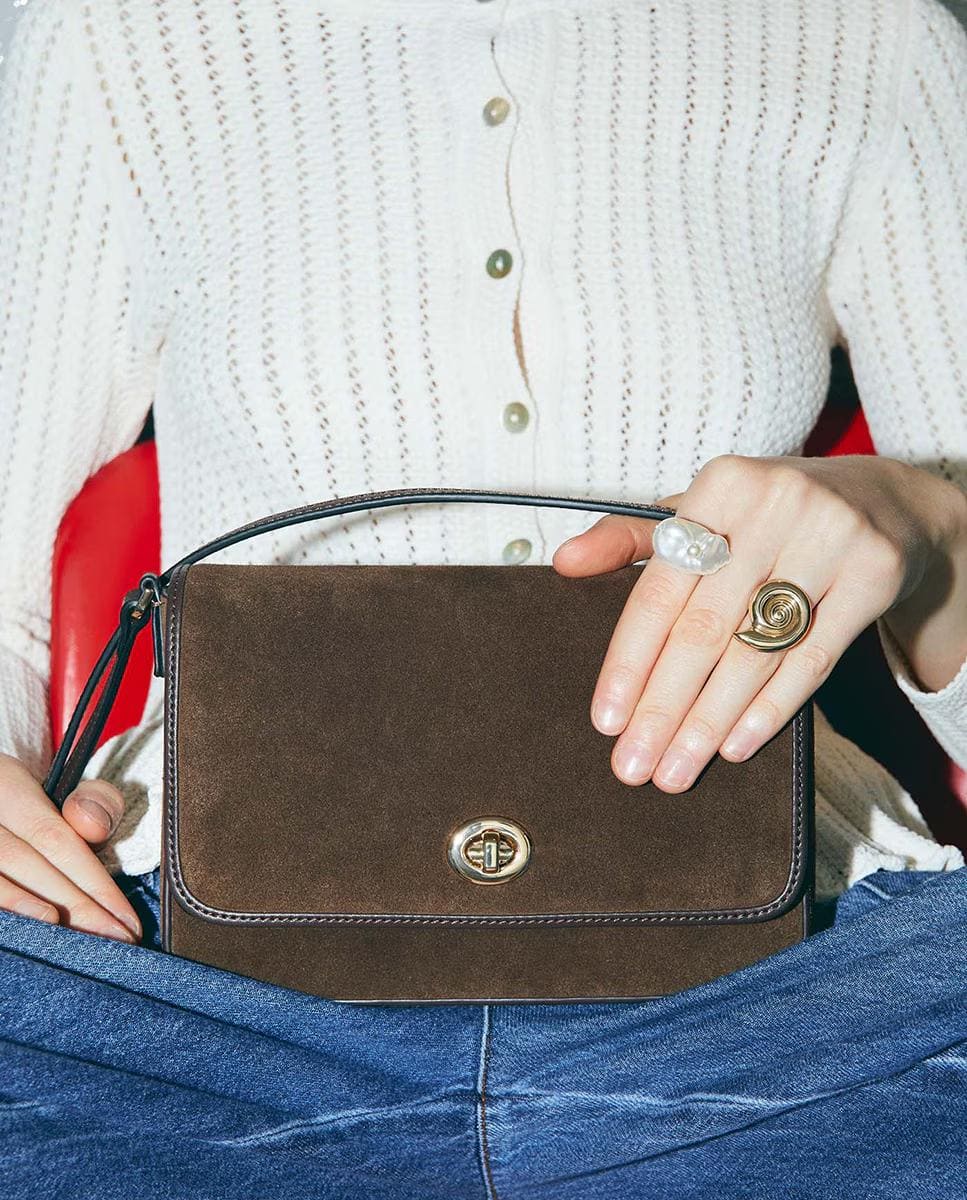 Bandolera de piel con cierre de broche decorativo