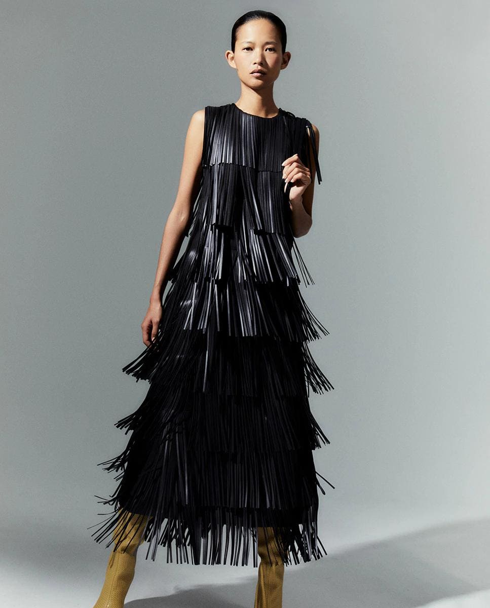 Vestido con flecos y efecto fluido