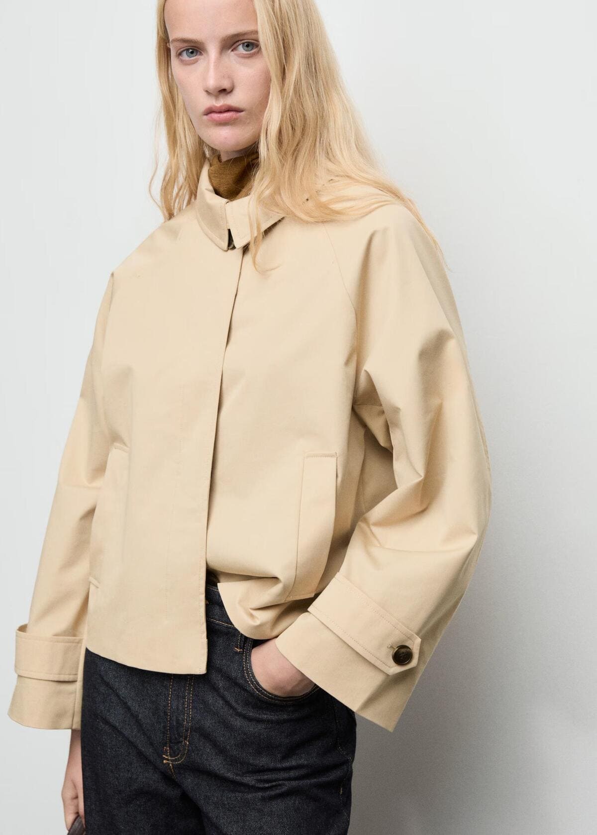 Trench corto oversize con detalle de trabillas