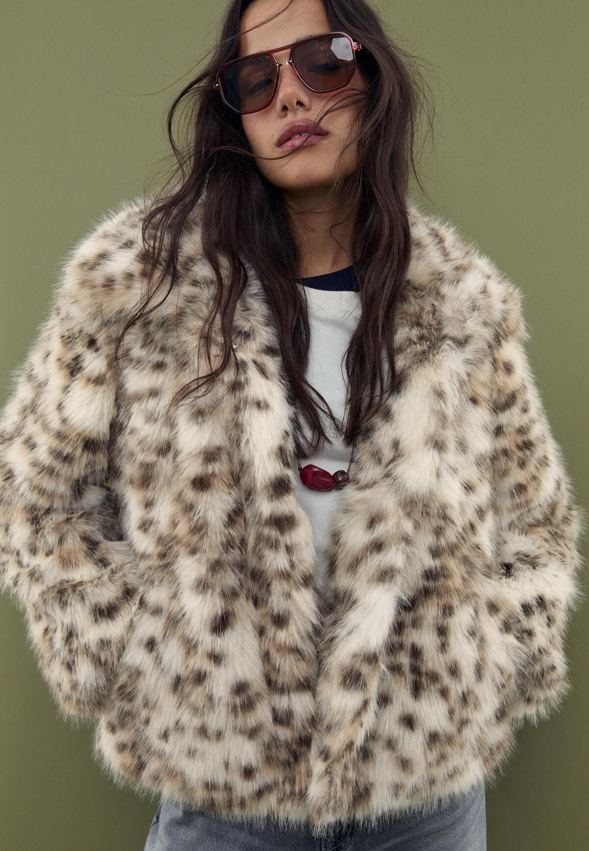 Cazadora efecto pelo con estampado de leopardo