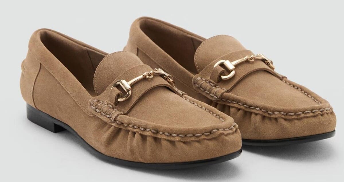 Mocasín de serraje con detalle de hebilla