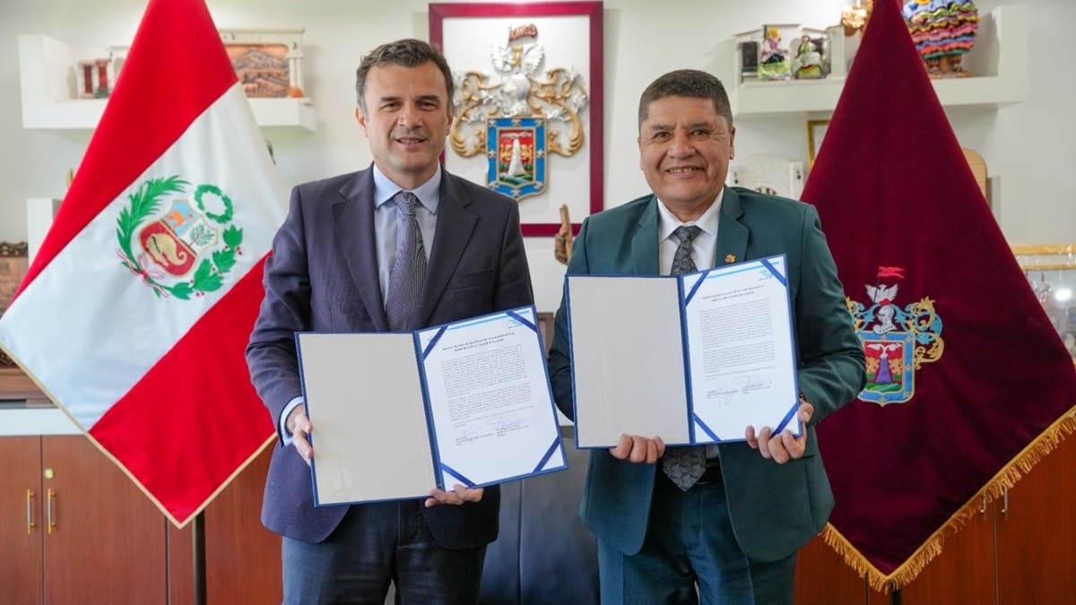 El alcalde de Cádiz, Bruno García, junto a su homólogo en Arequipa, Víctor Hugo Rivera Chávez