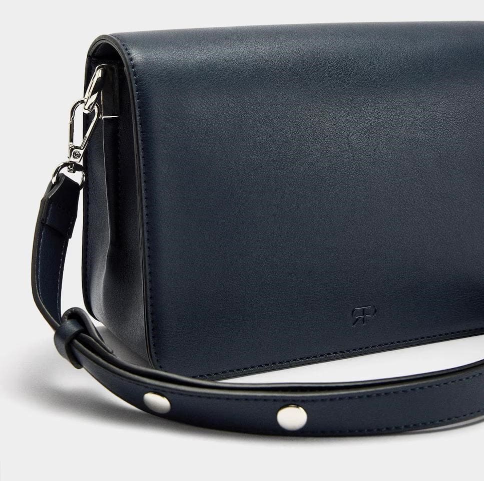 Bandolera con solapa y cierre imantado con tachuelas en asa