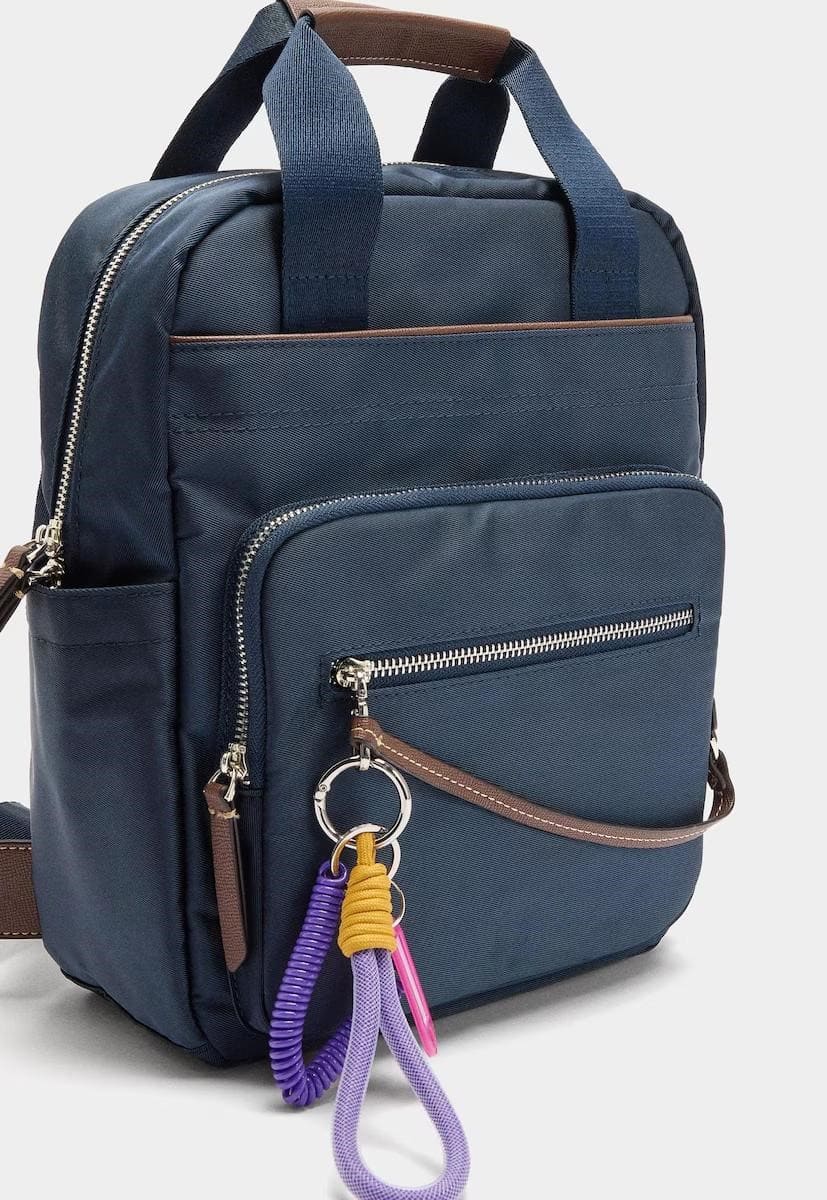 Mochila con varios compartimentos y llavero extraíble