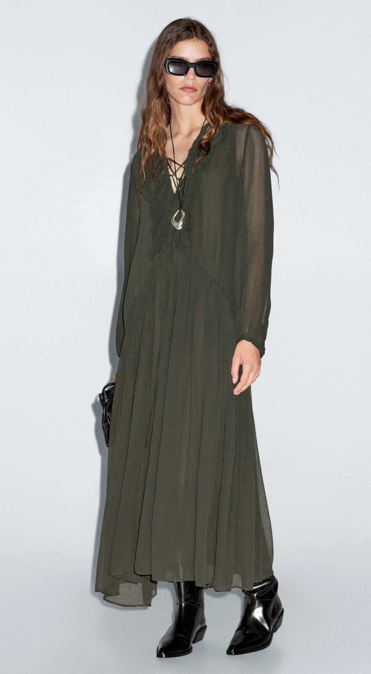 Vestido largo fluido detalle volante de Massimo Dutti