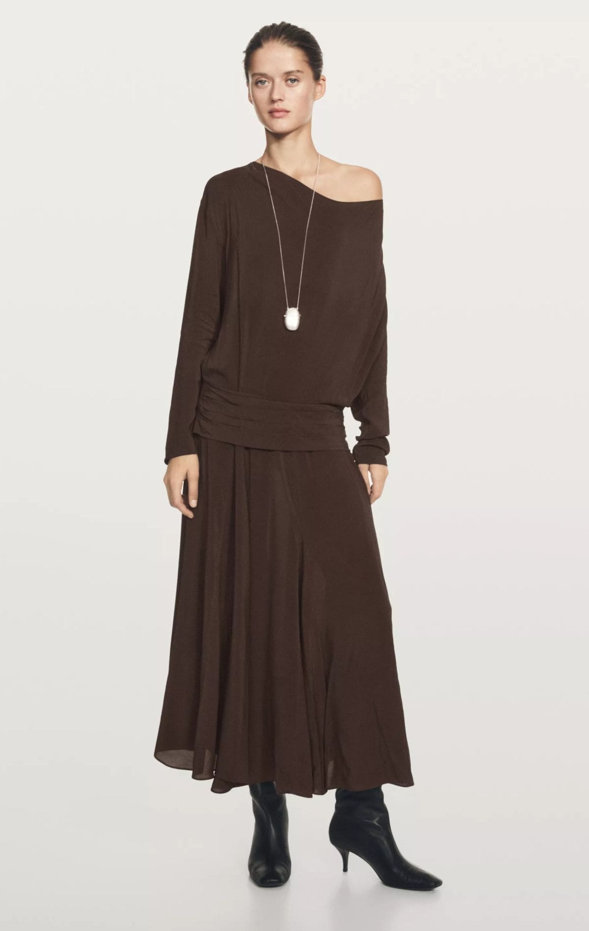 Vestido largo fluido fajín drapeado de Massimo Dutti