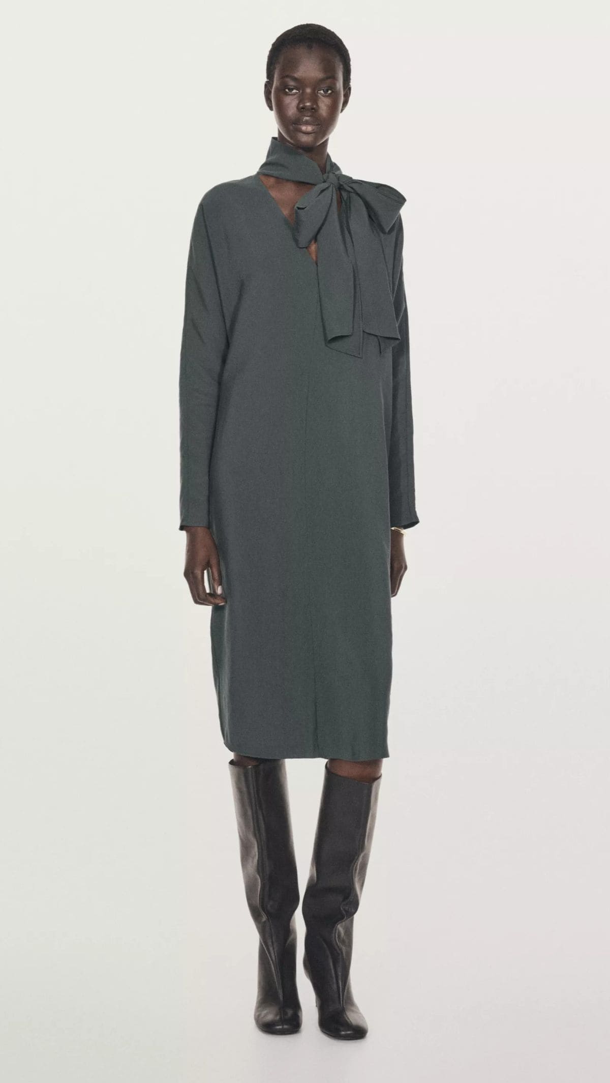 Vestido midi escote pico lazada de Massimo Dutti