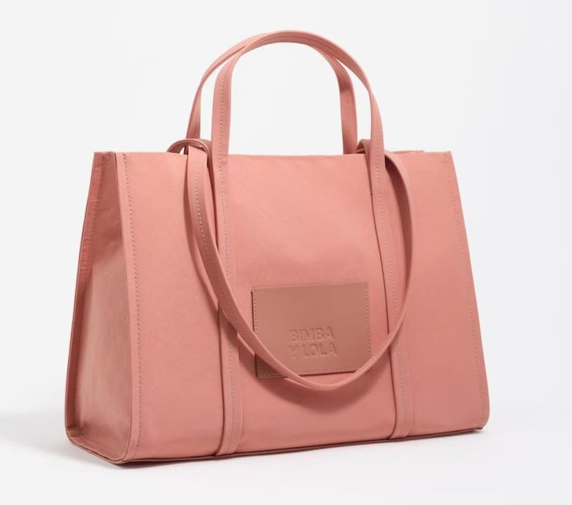 Bolso de mano grande elaborado en nylon