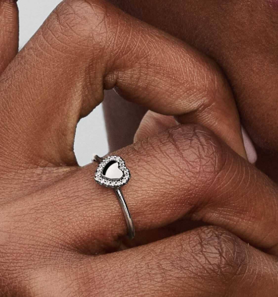 Anillo Halo y Corazón Grabable de Pandora