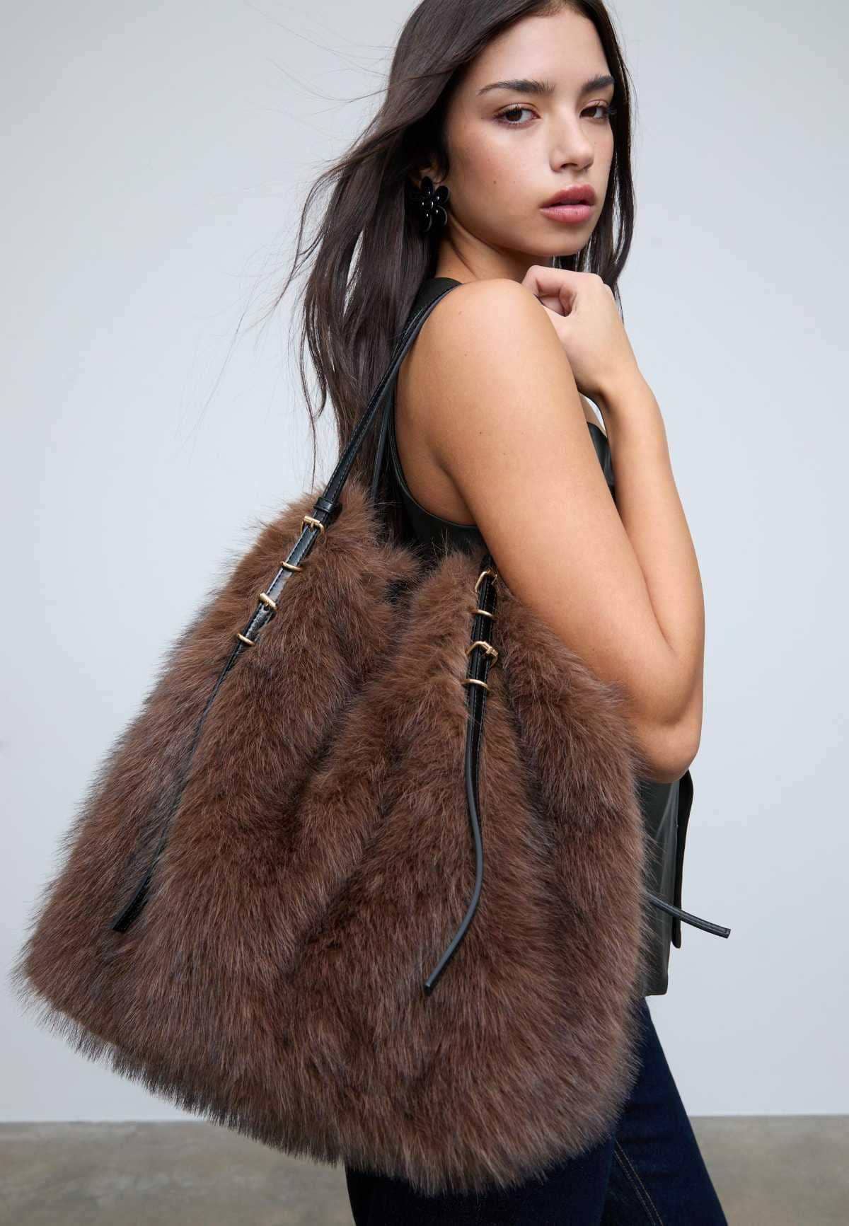 Bolso shopper efecto pelo de Stradivarius