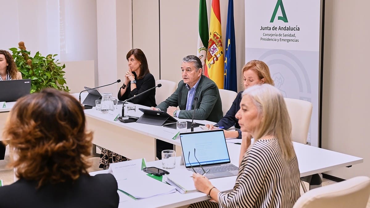 Sanz ha defendido la labor de los profesionales del SAS | Salvador López Medina