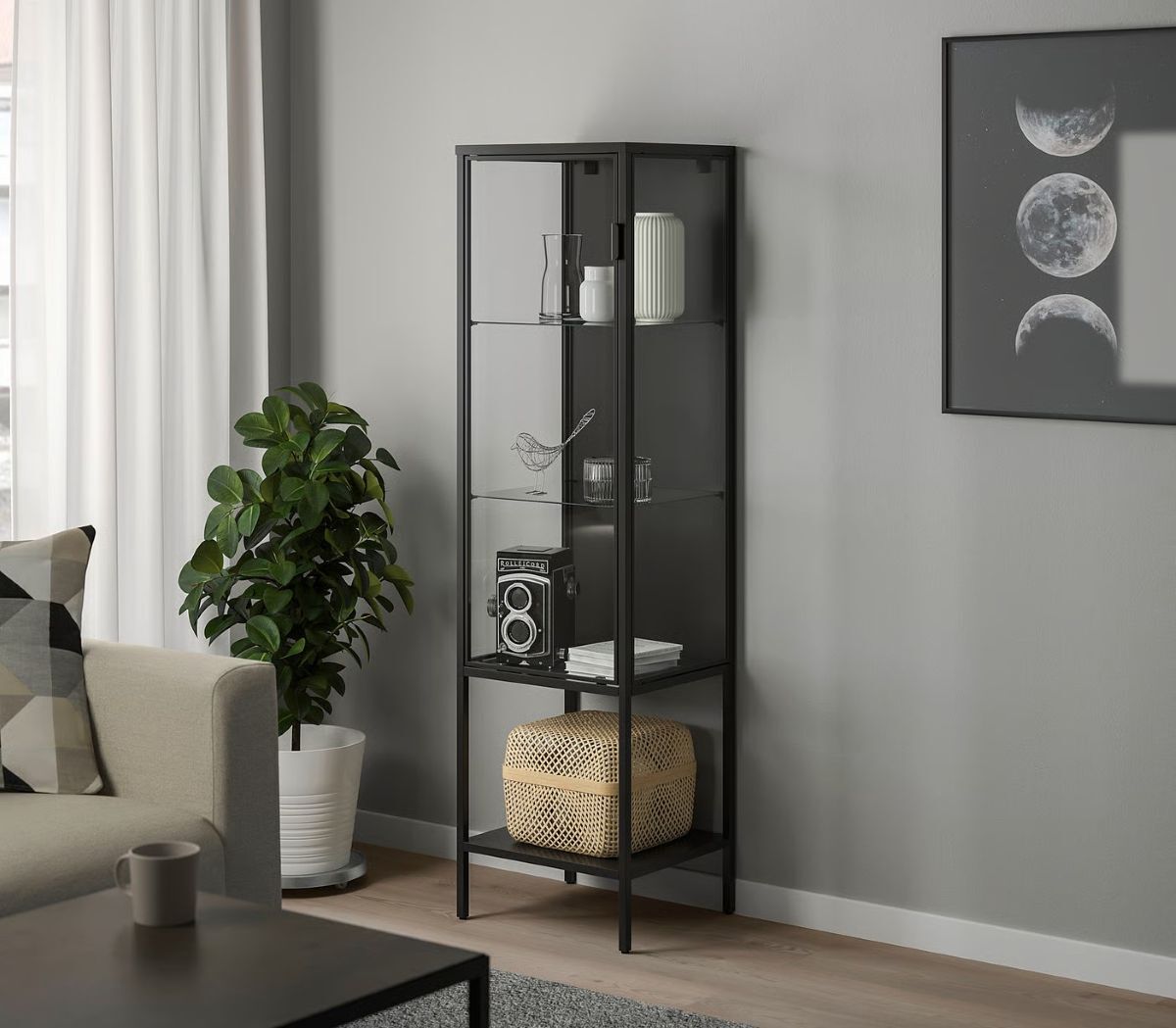 Mueble vitrina de la serie RUDSTA de Ikea