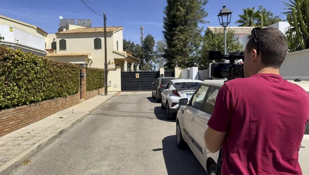 Reporteros gráficos en las afueras de la casa de la cantante María del Monte