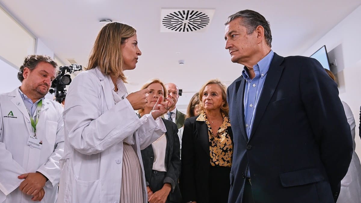 Sanz conversa con los sanitarios | Salvador López Medina