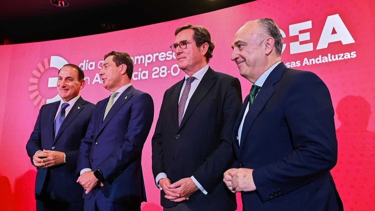 Juanma Moreno ha participado en un acto en Sevilla junto a Antonio Garamendi | Salvador López Medina