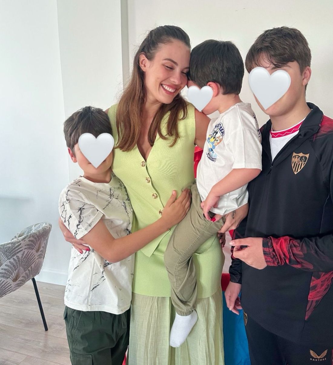 Familia de Jessica Bueno en el comedor