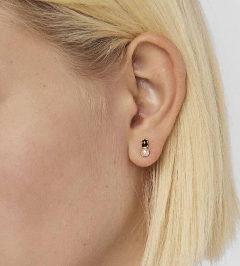 Pendientes con baño de oro 18 kt sobre plata y ónix y perla Glory de TOUS