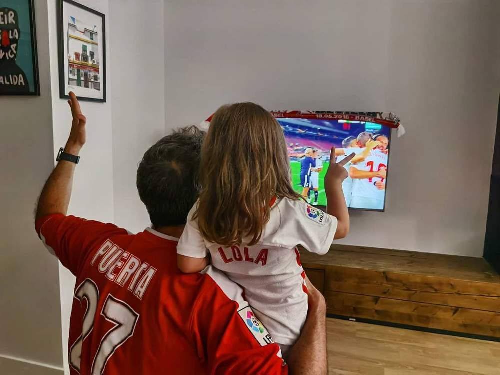 Roberto Leal en su hogar junto a Lola viendo un partido del Sevilla FC