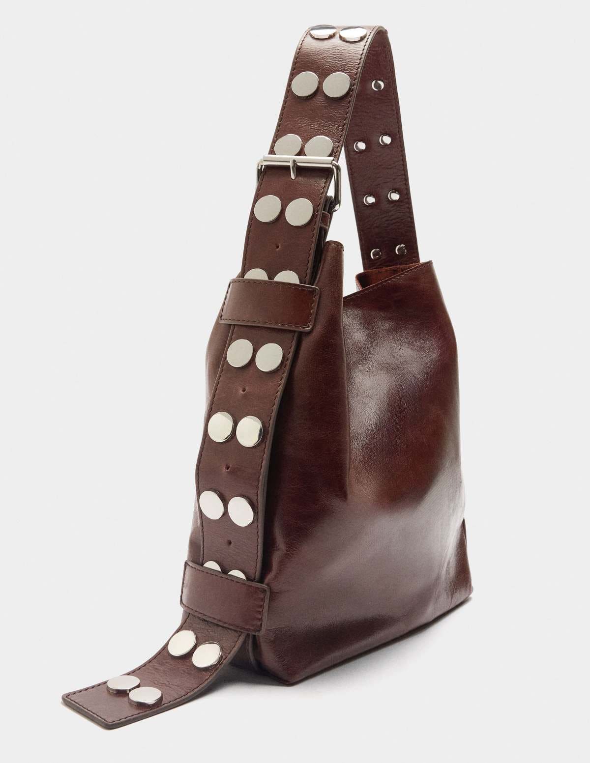 Bolso de hombro de piel con tachuelas de Parfois