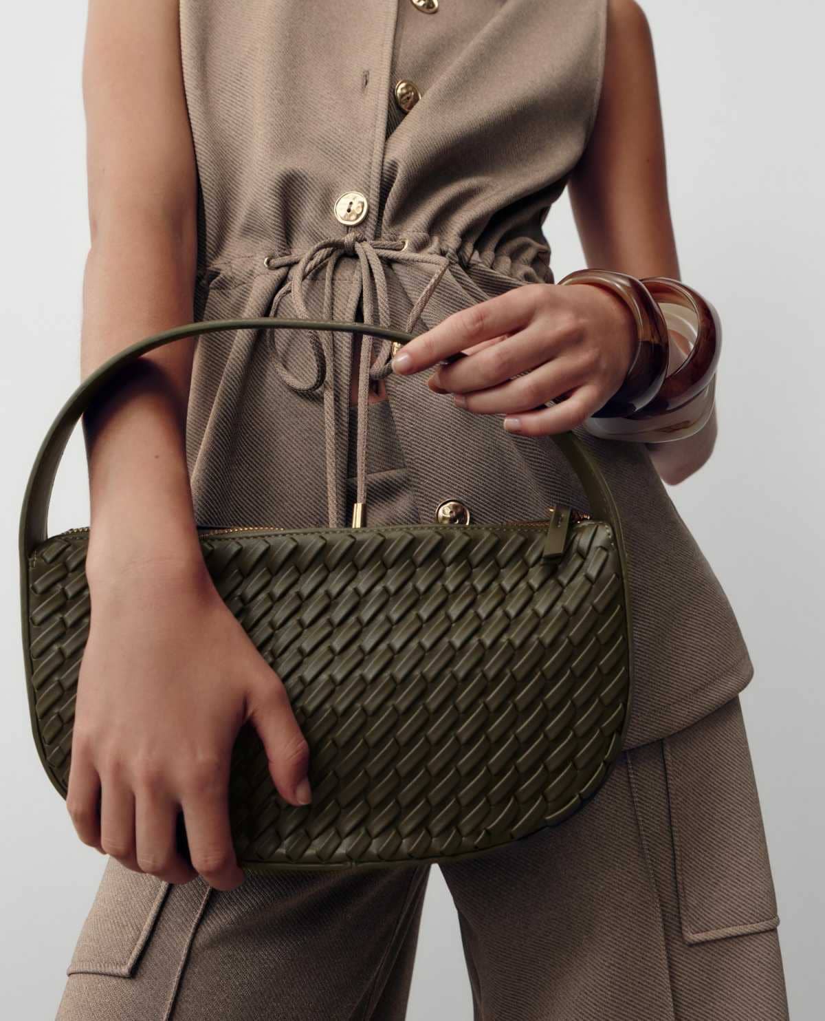 Bolso de mano efecto trenzado de Zara