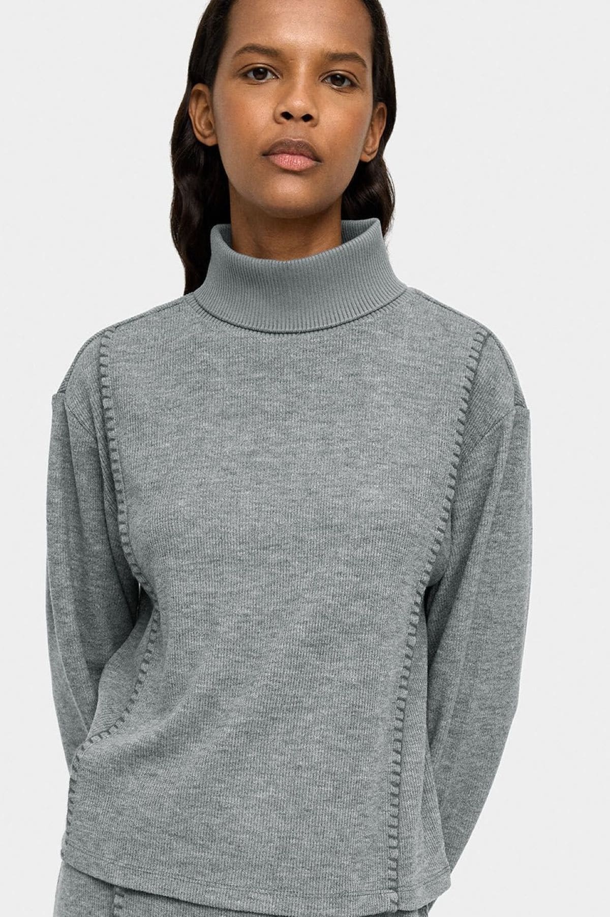 Jersey canalado con cuello alto de Parfois