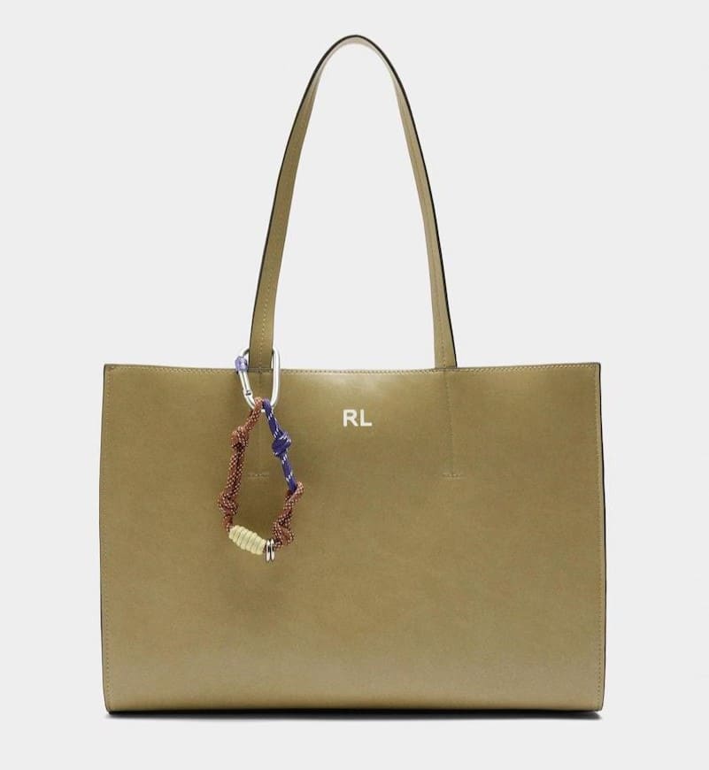 Bolso de hombro estilo shopper abierto con llavero extraíble en liso