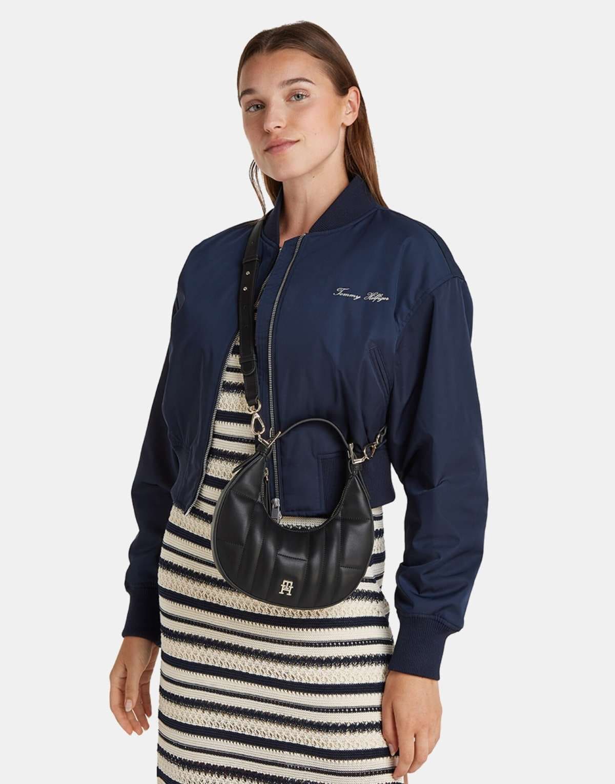 Tommy Hilfiger Bolso de hombro en color negro con diseño acolchado en El Corte Inglés