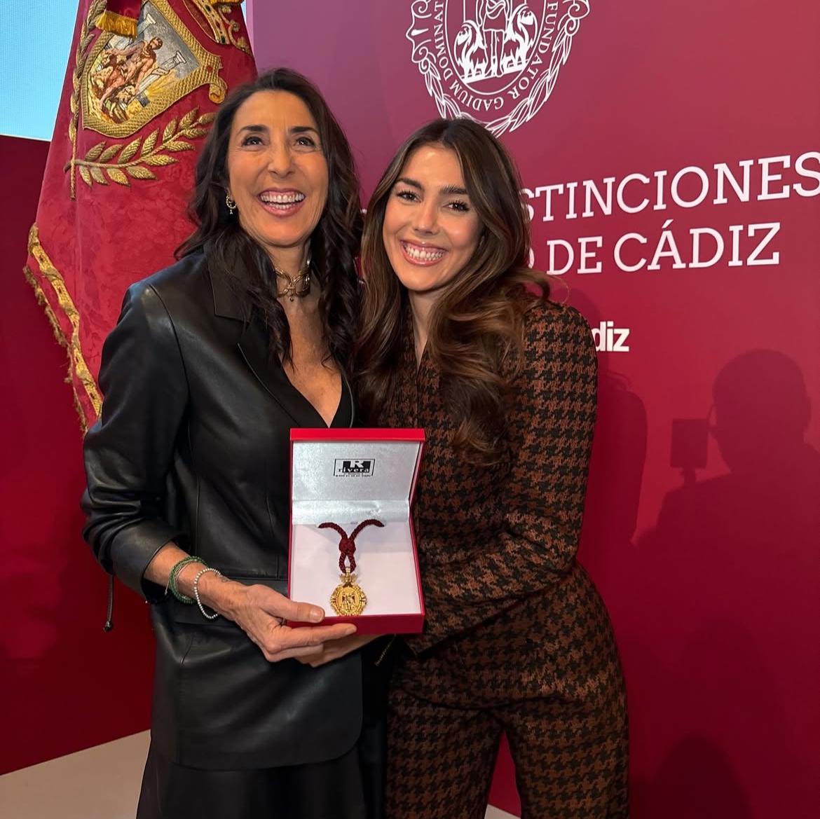 Paz Padilla junto a su hija Alba Díaz posan con la distinción de Hija Predilecta de Cádiz en diciembre de 2024
