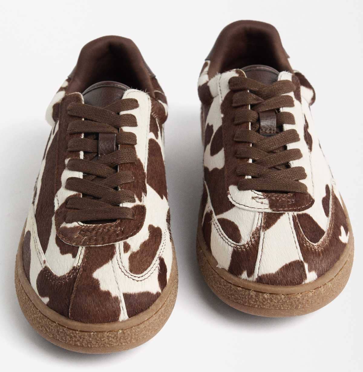 Zapatillas de piel con estampado animal vaca en Parfois