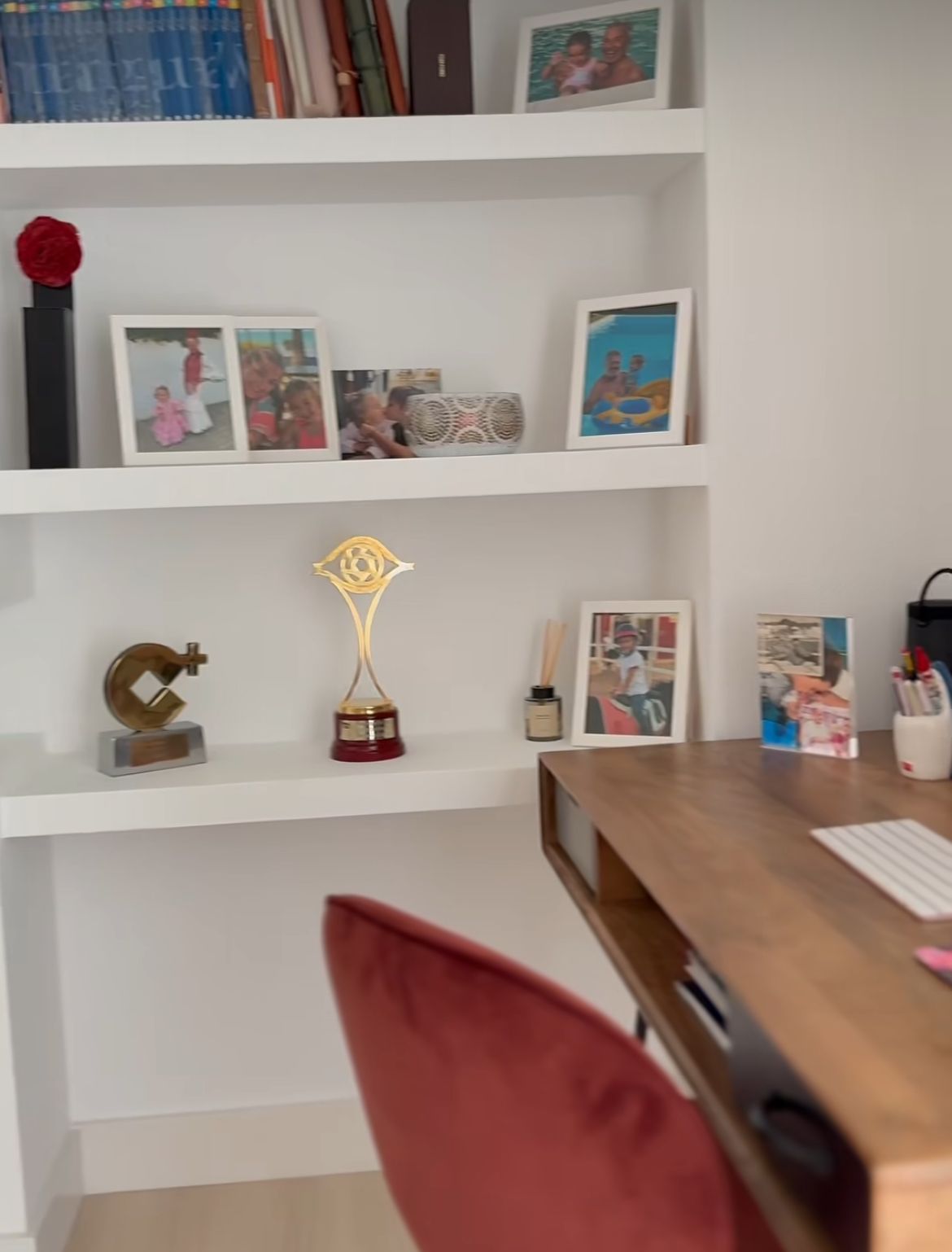 Estantería de Toñi Moreno con el Premio Iris de la Academia de la TV