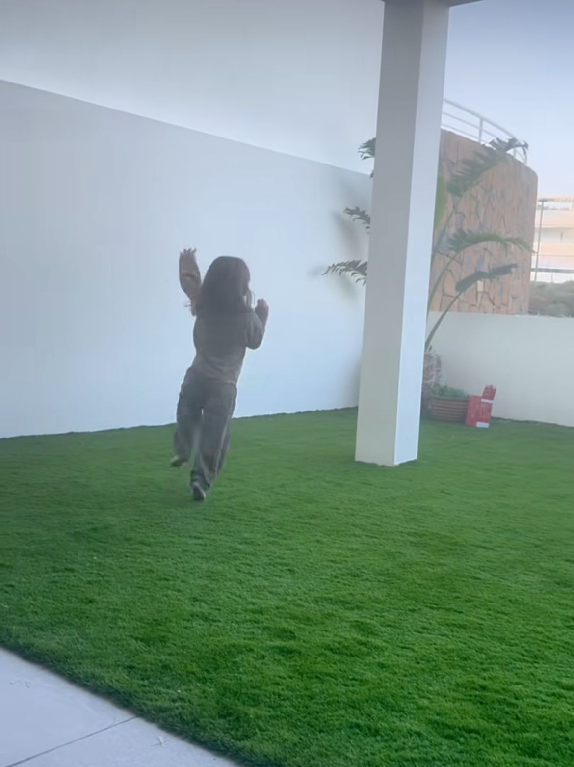 Lola salta en el jardín de la casa de Toñi Moreno