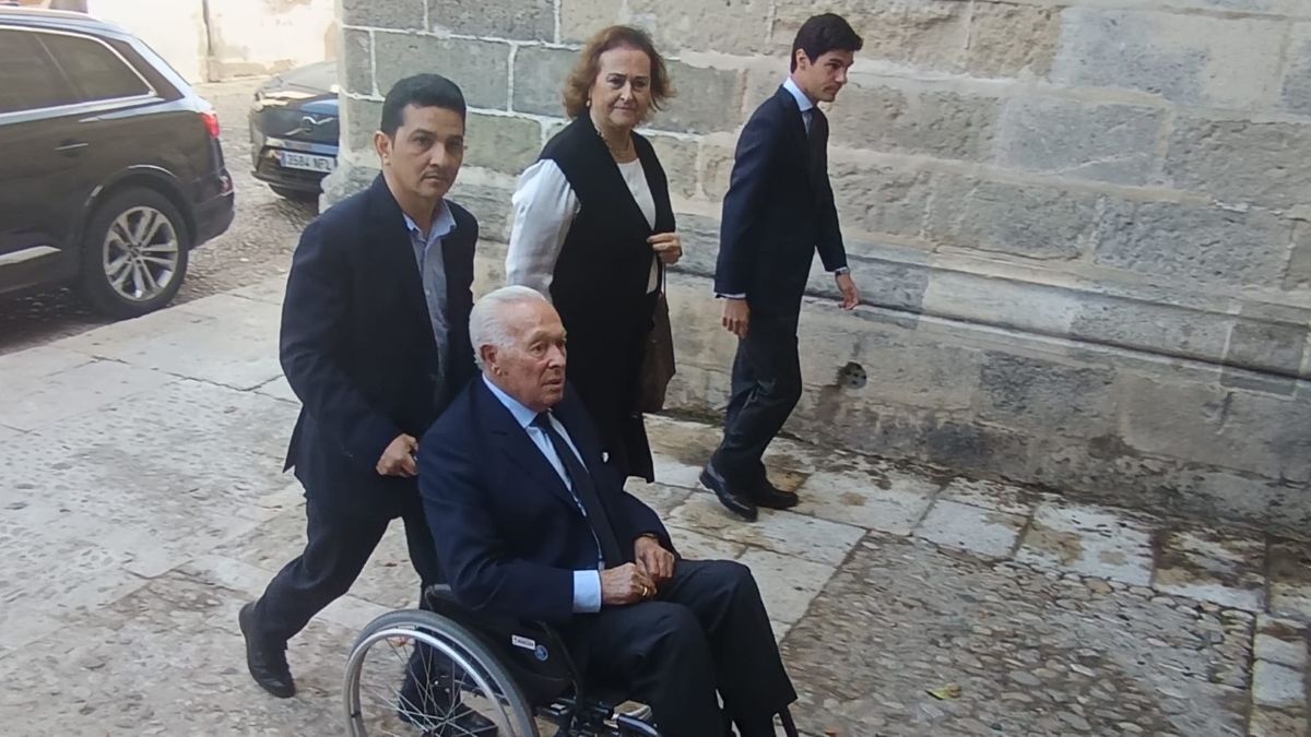 Curro Romero llegando a la capilla ardiente de Rafael de Paula | El MIRA