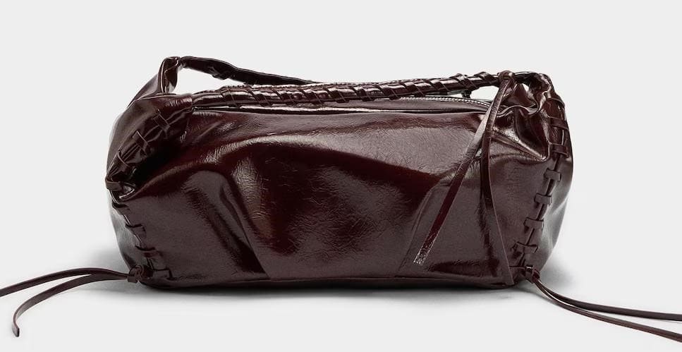 Bolso de hombro acharolado con asas trenzadas y cierre de cremallera en liso