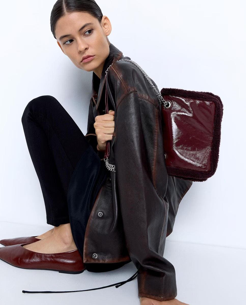 Bolso de hombro con pelito en borde y cierre imantado en liso