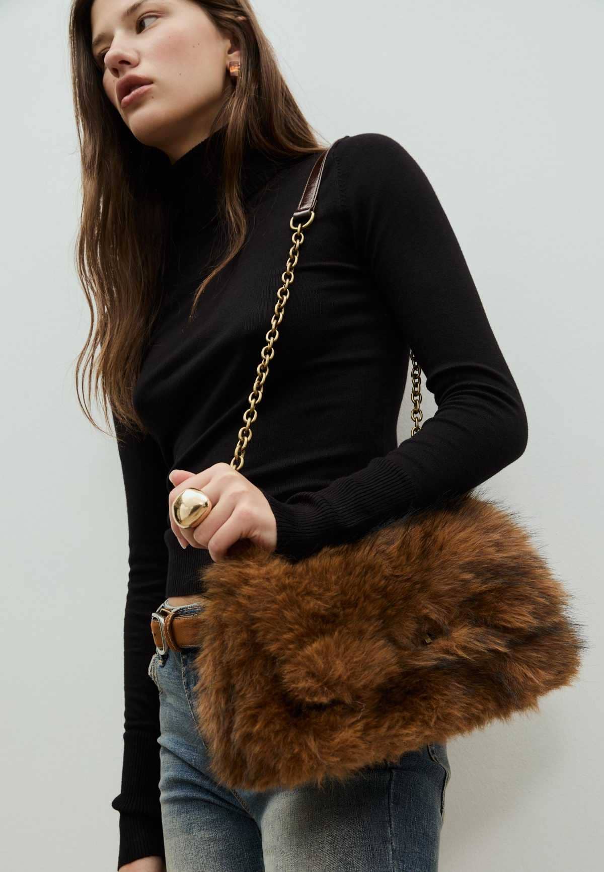 Bolso bandolera rectangular mini efecto pelo de Stradivarius