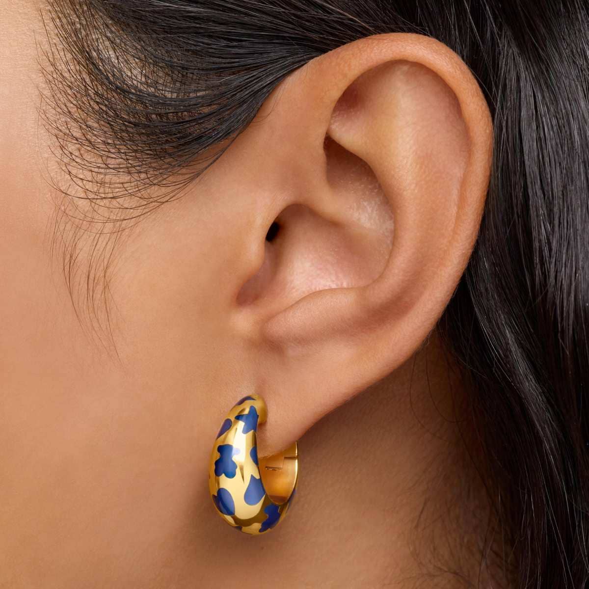 Pendientes aro con baño de oro de 18 kt sobre plata y motivos azules Warm de TOUS