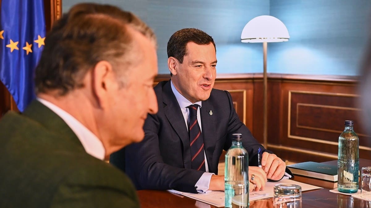 Juanma Moreno, junto a Antonio Sanz | Salvador López Medina