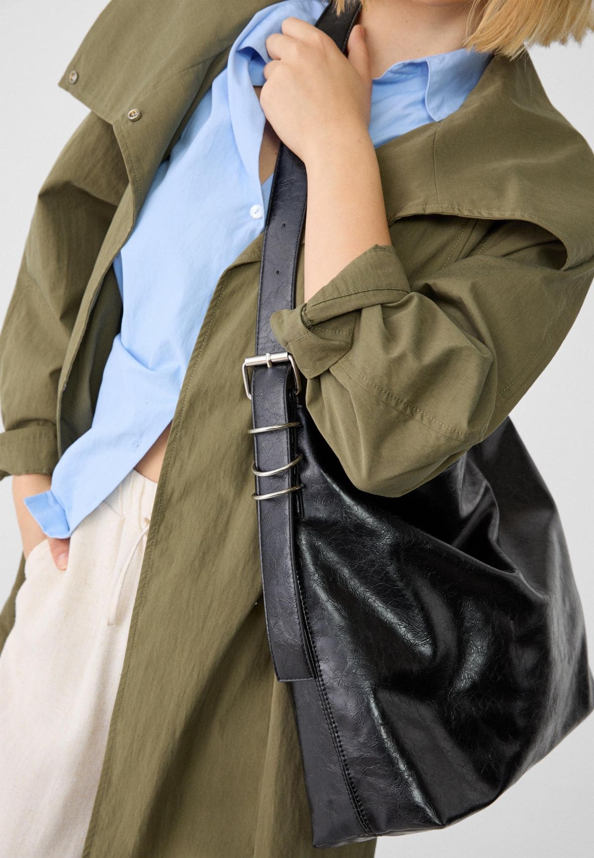 Bolso bucket efecto piel de Stradivarius