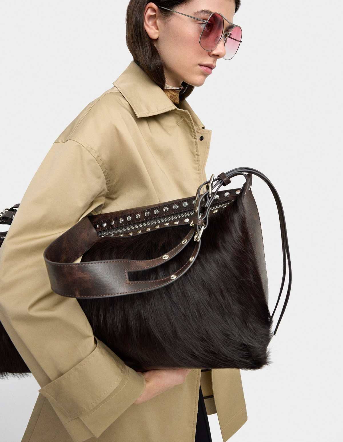 Bolso con detalles de cuero y tachuelas de Parfois