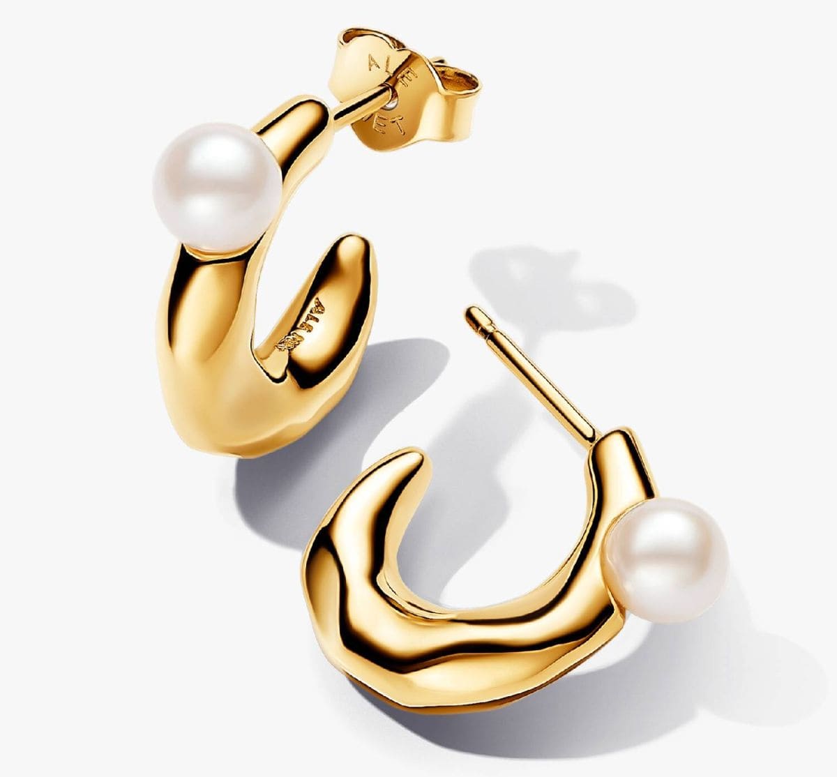 Pendientes de aro forma orgánica y perla cultivada de agua dulce de Pandora